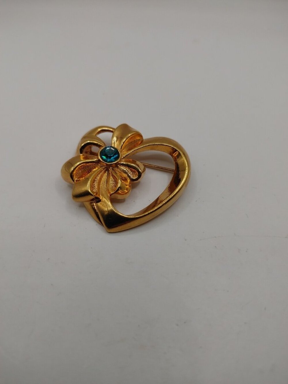 VTG  Brooch/pin  Heart Signed Avon Teal Blue gold tone-in purple tin box